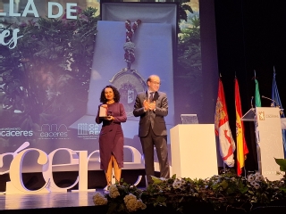 La presidenta del Tribunal Superior, María Félix Tena Aragón, recibe el galardón de manos del alcalde de Cáceres, Rafael Mateos Pizarro